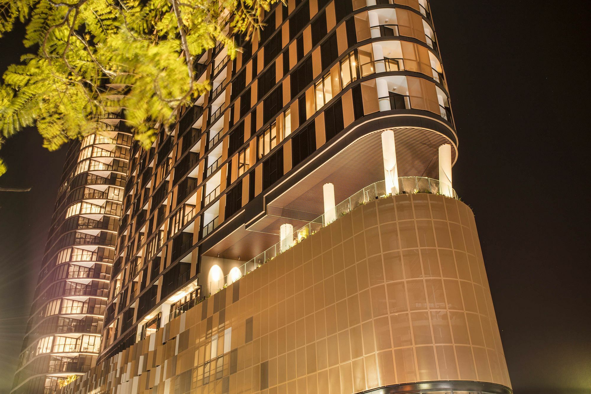 Aparthotel Fv By Peppers Brisbane Zewnętrze zdjęcie The building at night